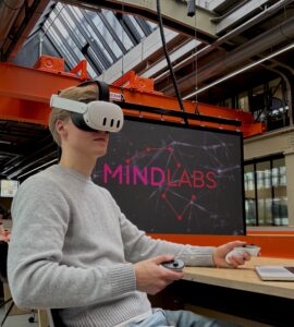 Jonge man draagt een VR headset met MindLabs in de achtergrond