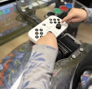 game controller wordt gebruikt door iemand in een rolstoel