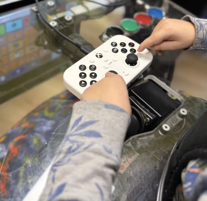 game controller wordt gebruikt door iemand in een rolstoel